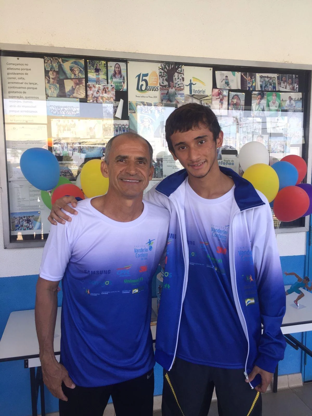 Jovem atleta ao lado de treinador do IVCL/Orcampi