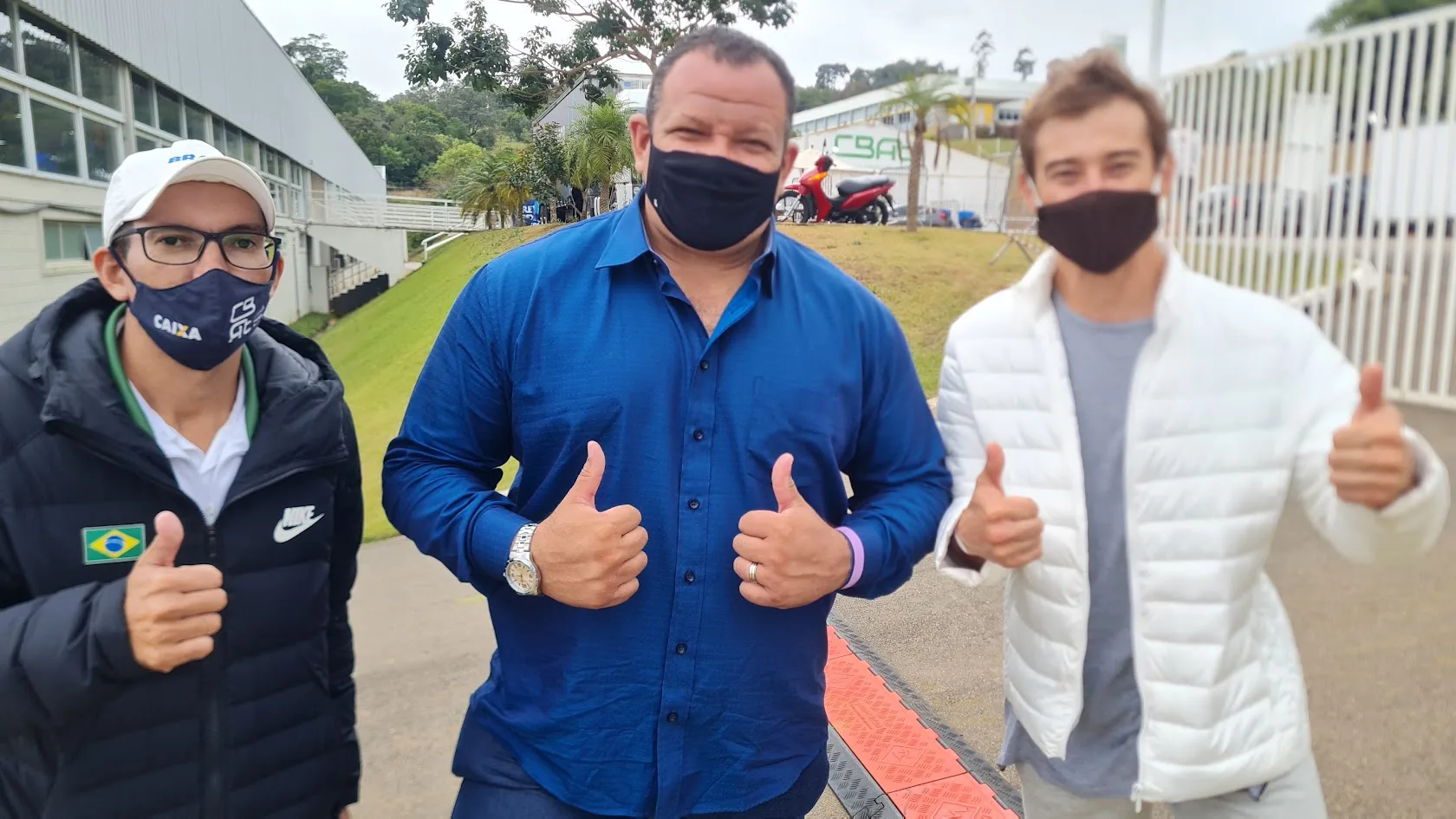 Alex com profissionais do esporte nos bastidores de uma competição
