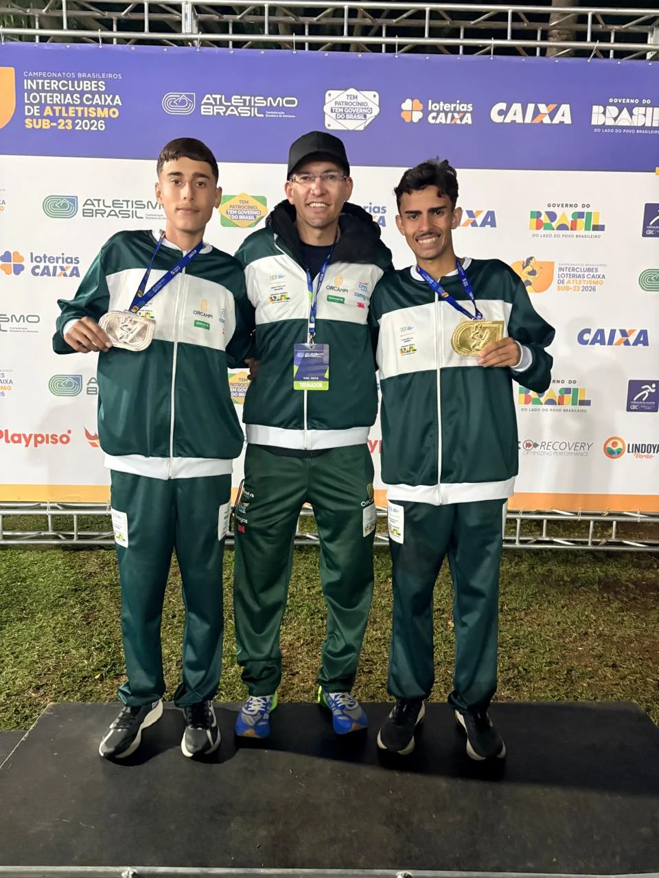 Alex Lopes com dois atletas medalhistas no Campeonato Brasileiro Interclubes Sub-23