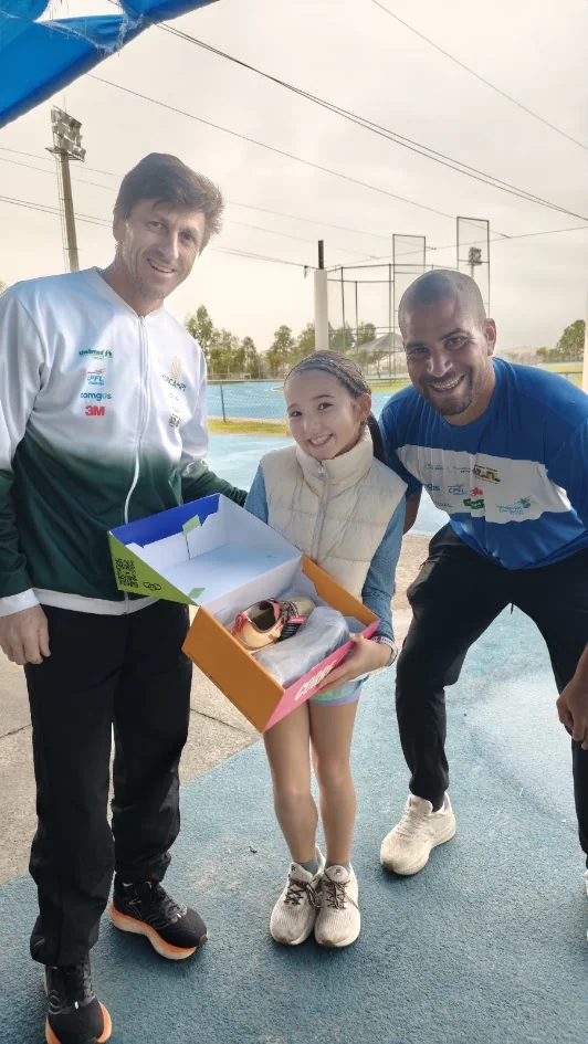 Entrega de premiação a jovem atleta