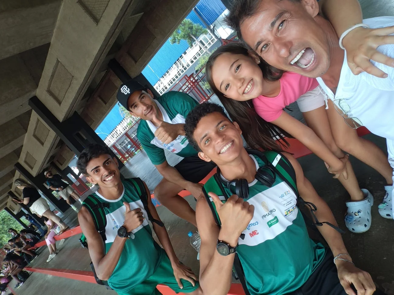 Equipe e familiares reunidos na pista