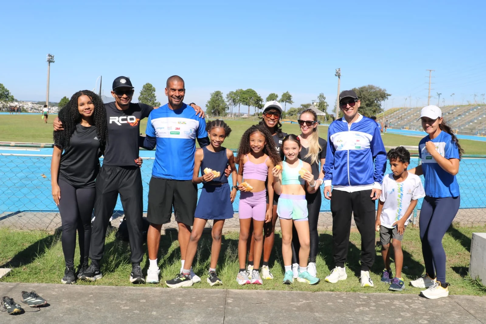 Atletas, equipe e familiares em encontro esportivo