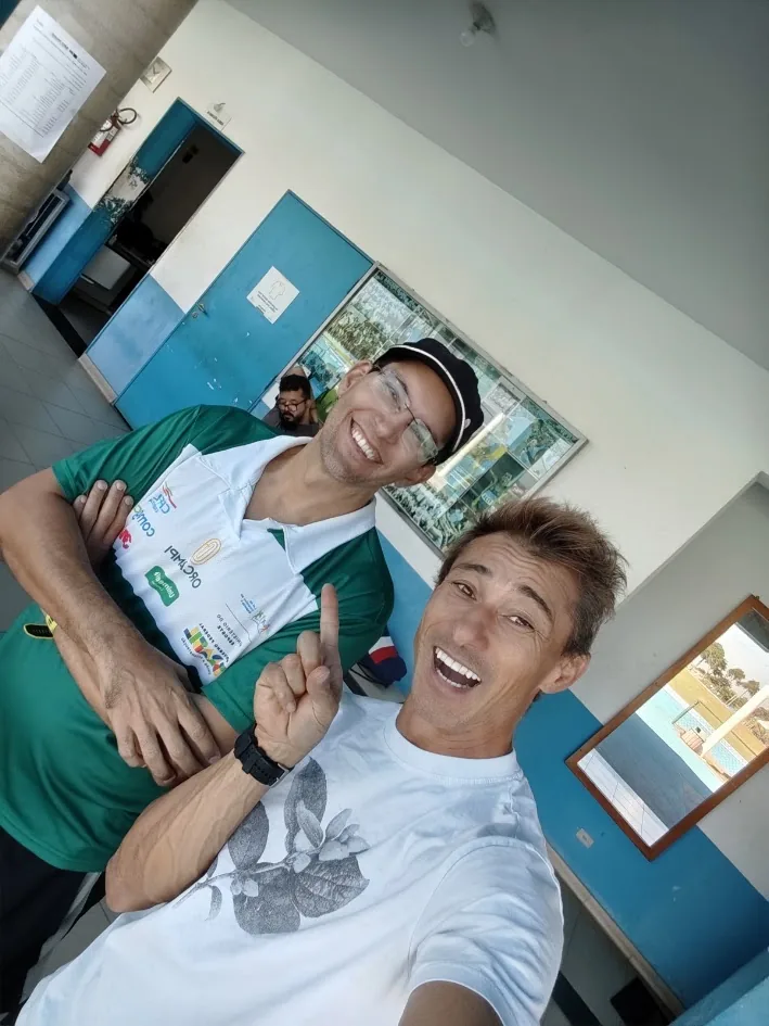Alex em registro de parceria durante um treino