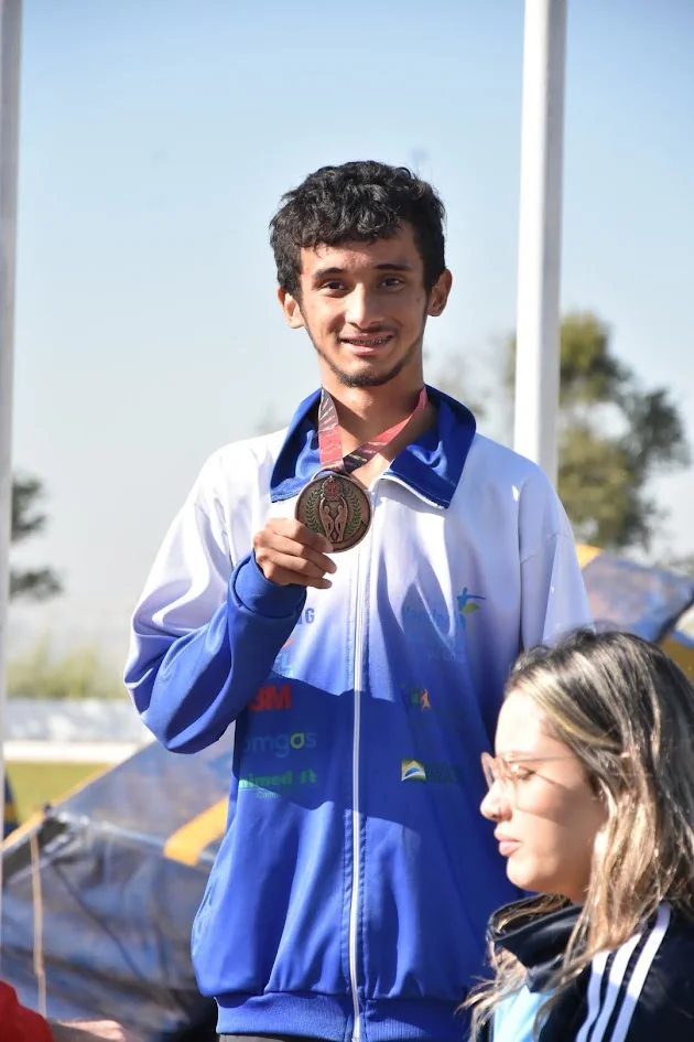 Jovem atleta exibindo sua medalha