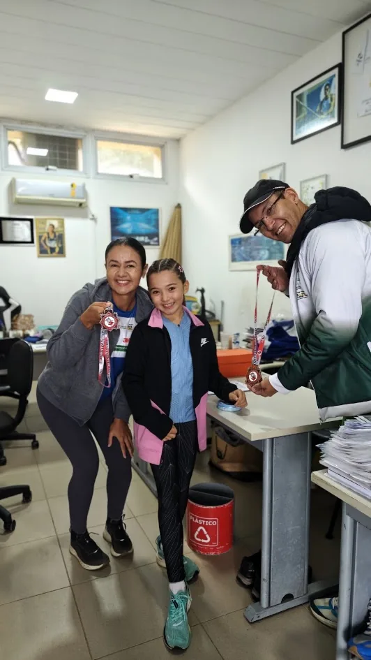 Alex celebrando uma conquista com jovem atleta