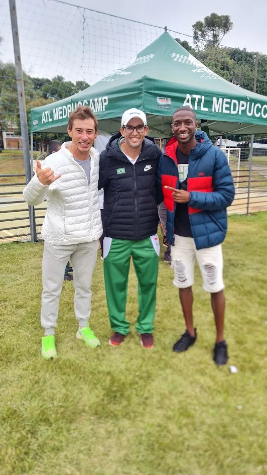 Alex com profissionais do atletismo em competição