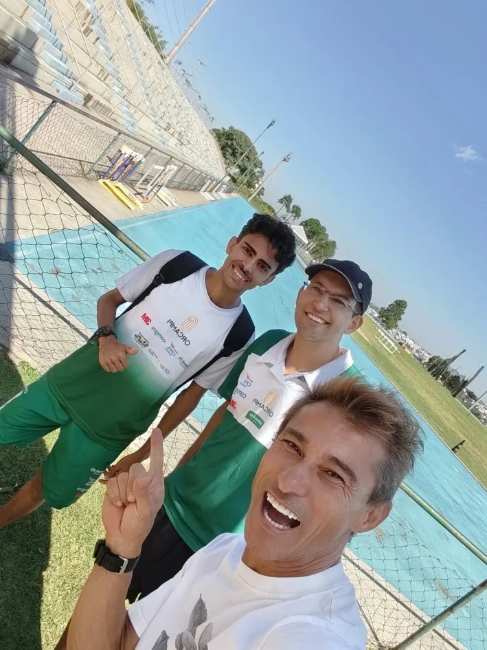 Alex e equipe em uma pista de atletismo