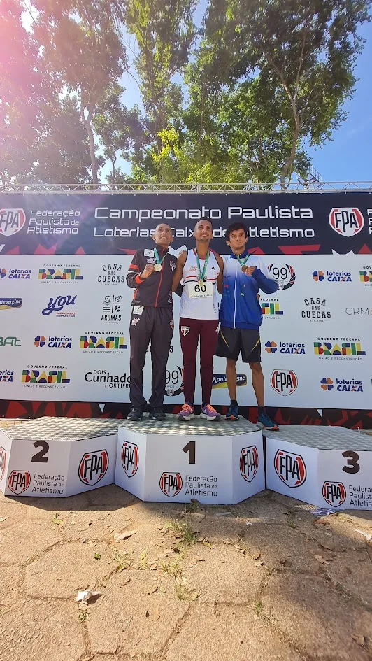 Atleta no pódio do Campeonato Paulista