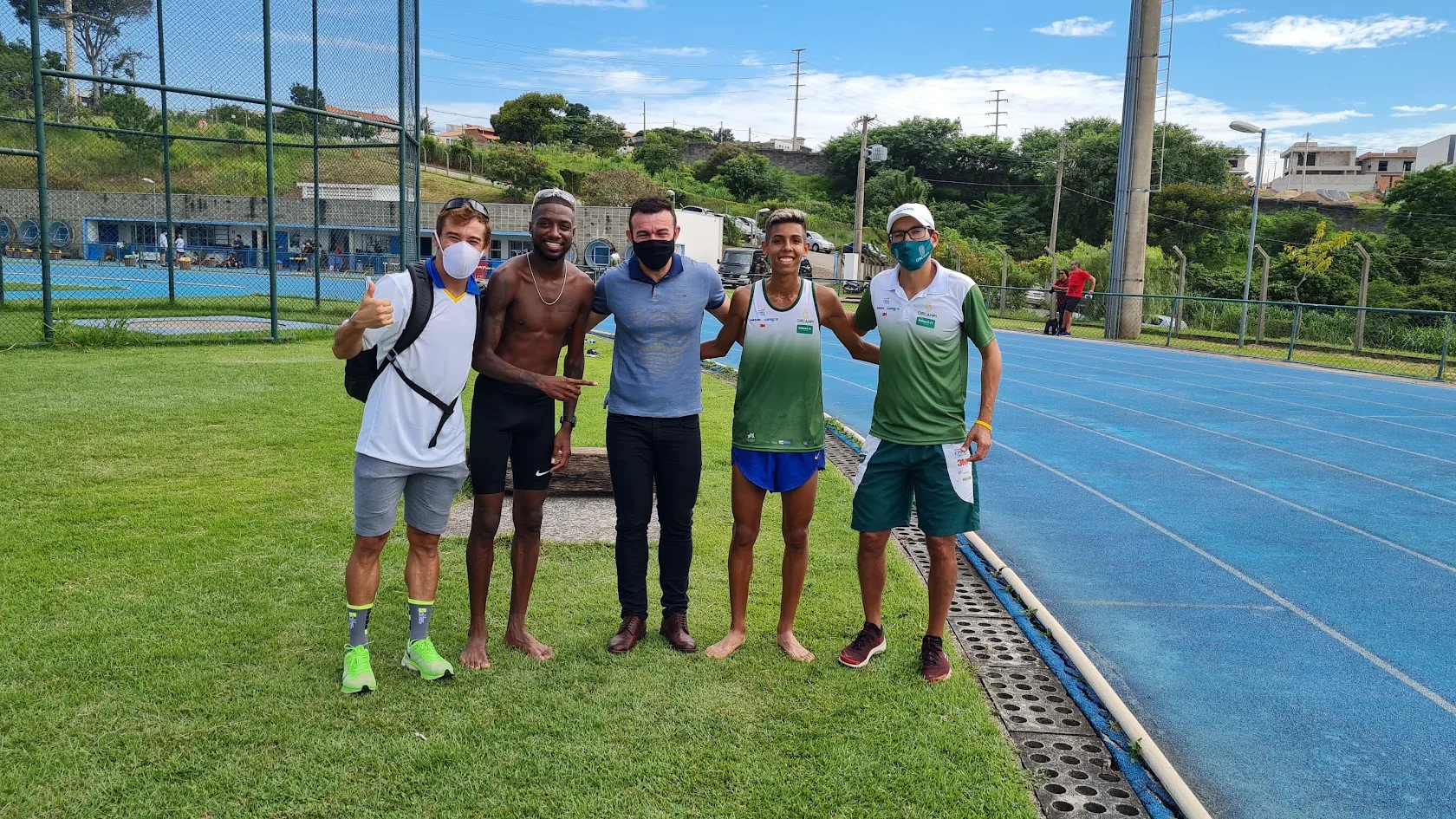 Alex com atletas e comissão técnica junto à pista