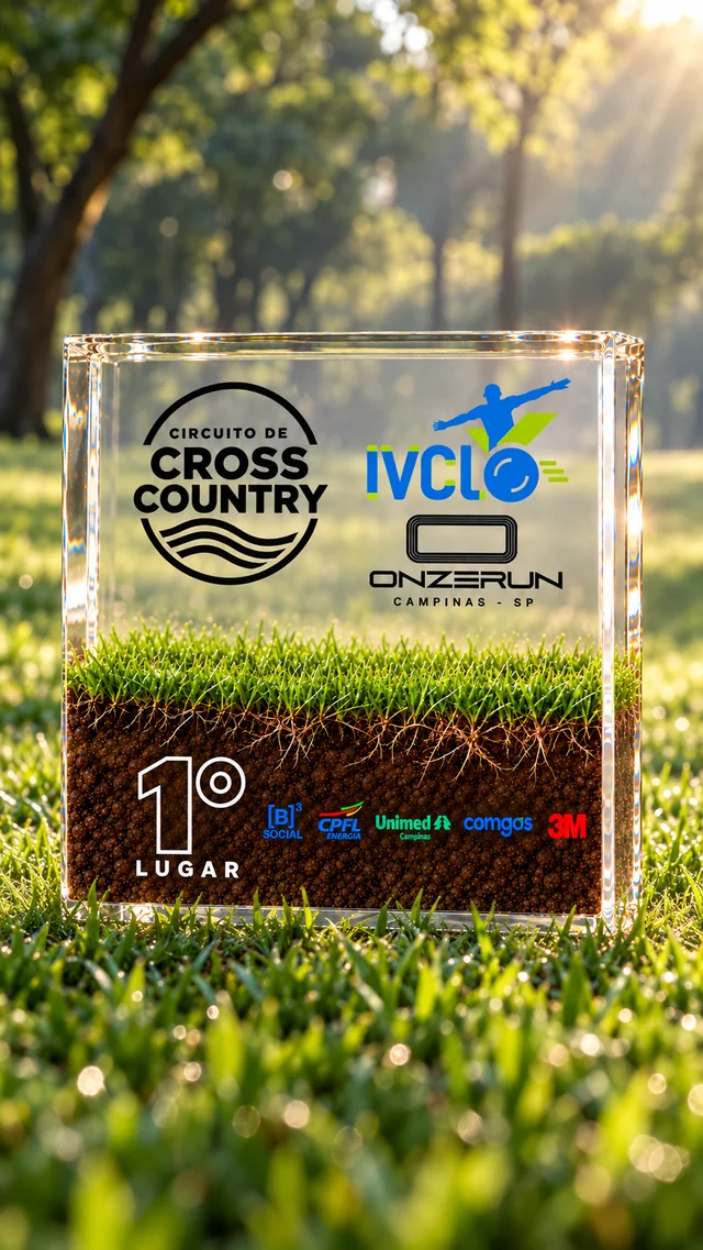 Troféu de primeiro lugar do CIRCUITO DE CROSS COUNTRY IVCL 11RUN ao ar livre: placa transparente com terra e grama em seu interior