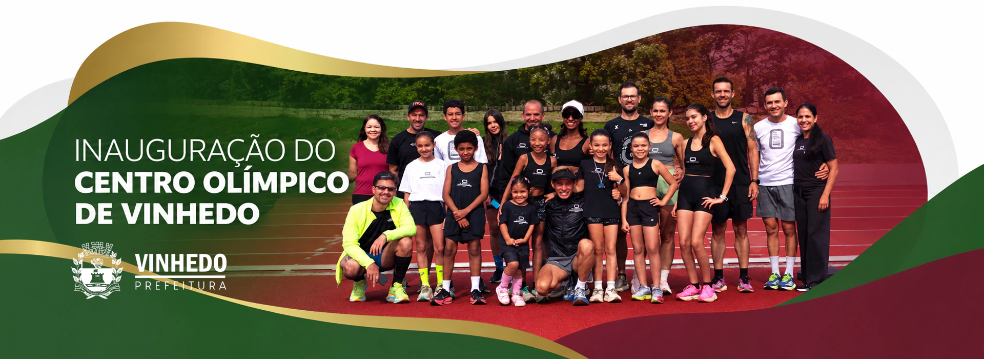 Inauguração do Centro Olímpico de Vinhedo: atletas, famílias e equipe 11RUN reunidos na pista, com a marca da Prefeitura de Vinhedo